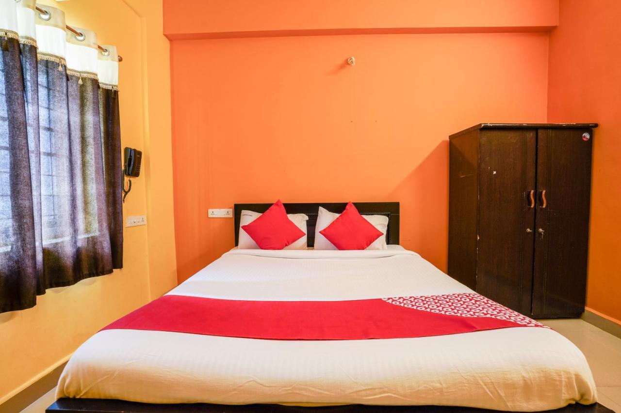 Oyo 70286 Svr Grand Hotel Haidarábád Kültér fotó